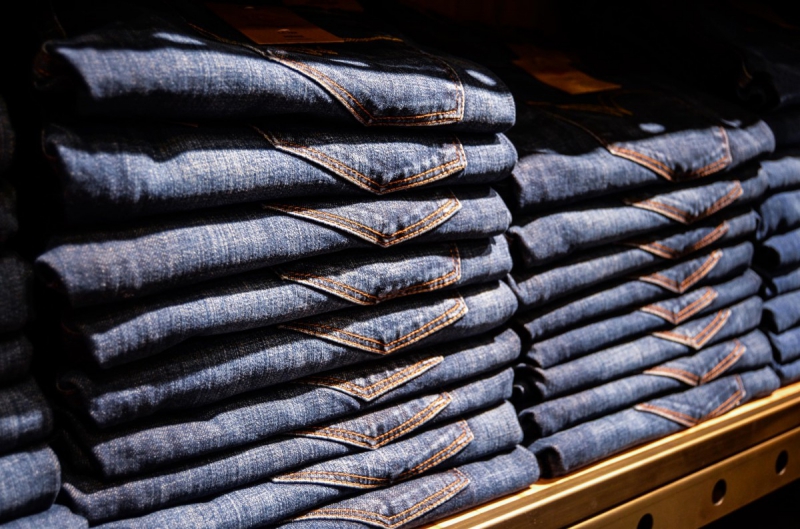 magasin-BRAS-min_jeans_pants_blue_shop_shopping_shelf_exhibition_buy-940702